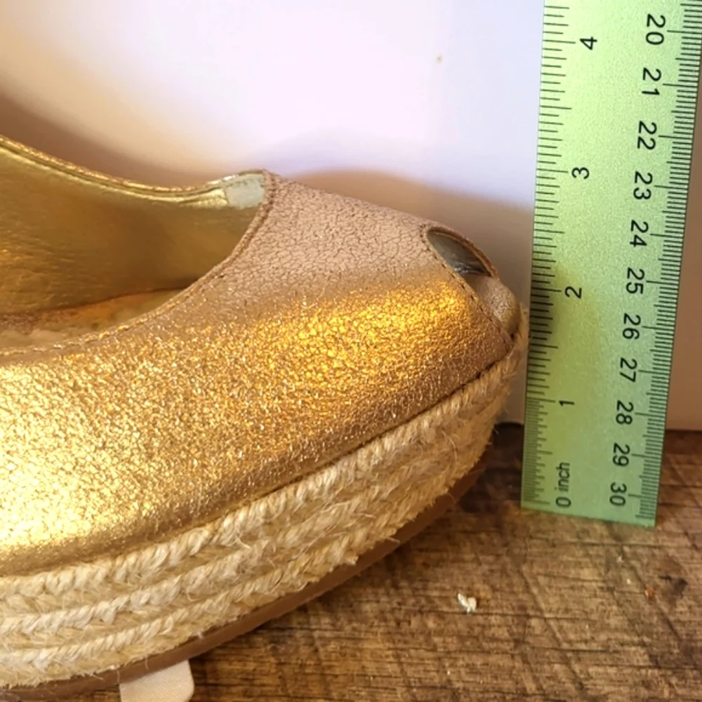 NWOT Jessica Simpson 8.5US Gold Wedge Platform Shoe for Holiday Christmas Party
